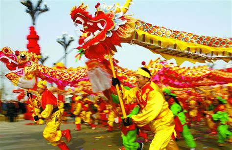  La Danza del Dragón Celestial: Una Sinfonía de Colores y Movimiento en la Pintura Vietnamita del Siglo XV