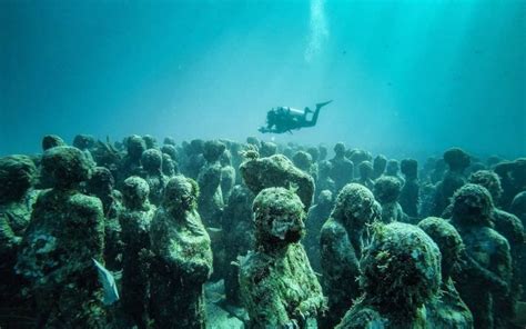 ¿Sueños de un Mundo Subacuático? Explorando la Obra Maestra El Arrecife de Ujang Abdullah