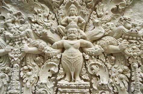  El relieve de Garuda y Vishnu: Una exploración del poder divino y la lucha contra el mal en el arte Malayo del siglo VIII