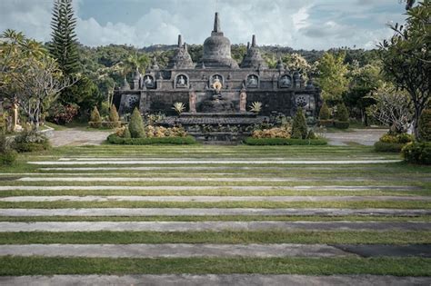  Paisaje con Templo Chino Una Visión Onirica de la Naturaleza Malasia y una Profunda Reflexión sobre la Existencia